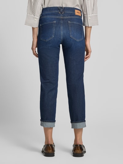 Frauenmodel trägt dunkelblaue Straight Fit Jeans aus Baumwoll-Mix Modell 'DARLEEN' von ANGELS, sichtbare Gesäßtaschen, Ganzkörperansicht Rückansicht, Damen Straight Fit Jeans von ANGELS.