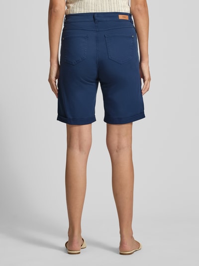 Frauenmodel trägt Bermudas mit Umschlag und Eingrifftaschen von Angels in Dunkelblau, Regular-Fit, Ganzkörperansicht Rückansicht, Bundweite 40 cm, Innenbeinlänge 25 cm, Größe 36.