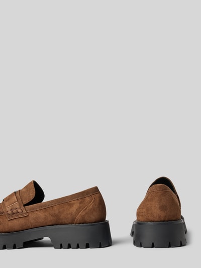 Produktfoto, loafersy z naturalnej skóry Model 'Gorizia' od GUESS w kolorze brązowym, zaokrąglony krój, detal z logo, profilowana podeszwa, wysokość obcasa w rozmiarze 44: 4 cm, wysokość cholewki w rozmiarze 44: 7 cm, szerokość w rozmiarze 44: 12 cm