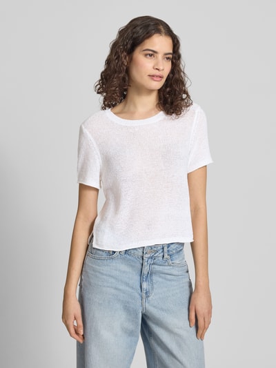 Frauenmodel trägt Regular Fit Strickpullover mit kurzen Ärmeln Modell 'SUNNY' von Only, weiß, unifarben, Rundhals, gerippte Rollsaumabschlüsse, Seitenschlitze, Stricktextur, Nahaufnahme Oberkörper.