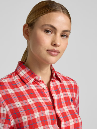 Frauenmodel trägt Oversized Hemdbluse aus reinem Leinen von Polo Ralph Lauren, rot-blau kariert, Flammgarn, Nahaufnahme Oberkörper.