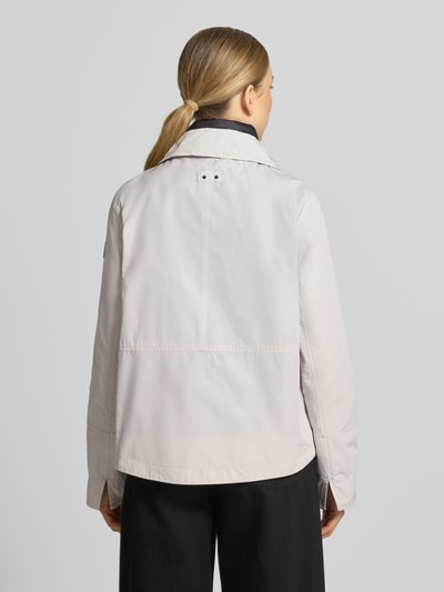 Männermodel trägt Jacke im 2-in-1-Look von Amber & June, ecru, glatte Textur, Reverskragen, krój regular fit, Ganzkörperansicht Rückansicht, Szerokość w rozmiarze 36: 42 cm, długość z tyłu: 65 cm, szerokość klatki piersiowej: 51 cm, długość rękawa: 63 cm