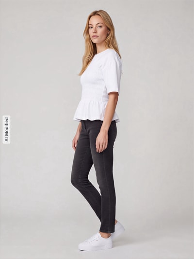 Frauenmodel trägt schwarze Straight Fit Jeans aus Baumwoll-Mix Modell 'Dream Cropped' von MAC, Damen Straight Fit Jeans, Ganzkörperansicht von vorne, KI-modifiziertes Bild