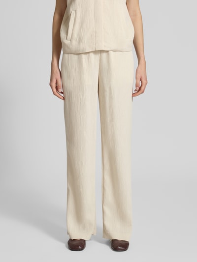 Frauenmodel trägt Wide Fit Stoffhose aus Viskose-Mix Modell 'Mucia' von OPUS PANTS mit Strukturmuster und elastischem Bund, Ganzkörperansicht von vorne.