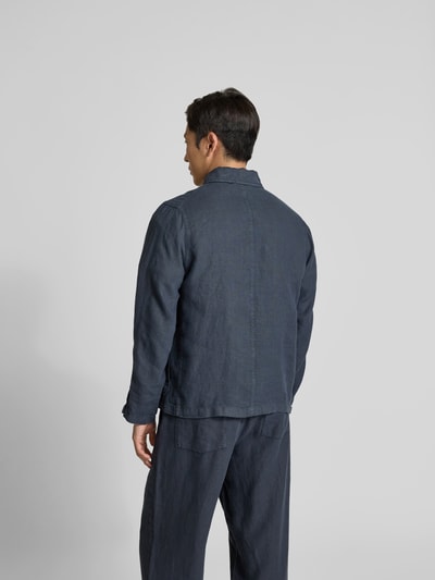 Männermodel trägt Hemdjacke aus reinem Leinen von Closed in Dunkelblau, lockerer Regular Fit, Pattentaschen, Rückansicht Ganzkörperansicht.