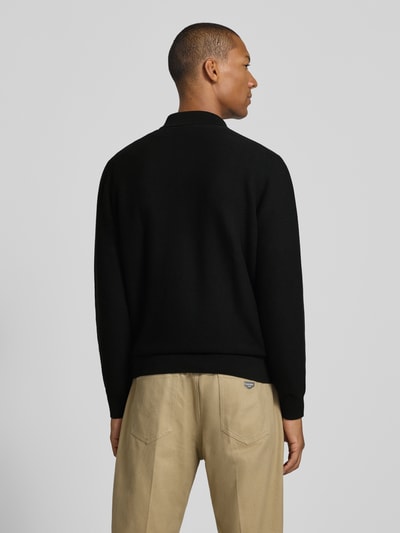 Mężczyzna nosi Regular Fit Poloshirt aus reiner Baumwolle von Lacoste w kolorze czarnym, jednolita tekstura, widok całej sylwetki z tyłu