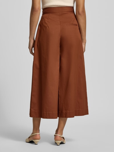 Frauenmodel trägt Wide Leg Stoffhose mit Raffungen von Stefanel in Braun, 3/4-Länge, Gesäßtasche, Baumwoll-Mix, Ganzkörperansicht Rückansicht.