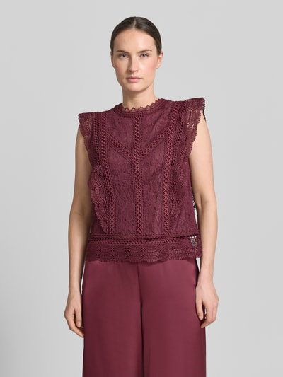 Frauenmodel trägt Slim Fit Bluse aus Viskose-Mix mit Allover-Spitzenbesatz von V by Vera Mont in dunklem Bordeaux, ärmellos, Stehkragen, Ganzkörperansicht von vorne.