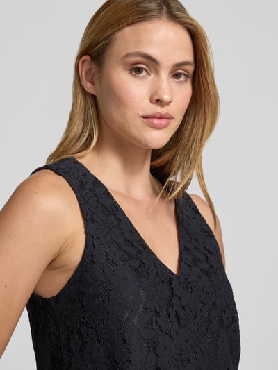Frauenmodel trägt Regular Fit Trägertop aus Baumwoll-Mix Modell 'HONEY' von Vero Moda mit Spitzen-Muster, Optik: Unifarben, V-Ausschnitt, breite Träger, Materialverarbeitung Spitze, Nahaufnahme Oberkörper.