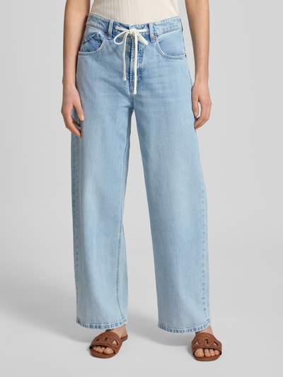 Frauenmodel trägt Jeans mit Tunnelzug Modell 'BAGGY' von Cambio aus Baumwoll-Elasthan-Mix im Relaxed-Fit mit Eingrifftaschen, Ganzkörperansicht von vorne.