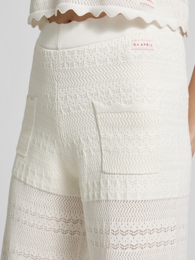Frauenmodel trägt Strickhose mit Eingrifftaschen Modell 'Aurea' von OH APRIL, Baumwoll-Mix, Flared Fit, Nahaufnahme Hüftbereich.