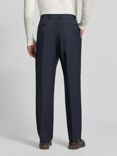 Männermodel trägt Wide Leg Anzughose mit Viskose-Anteil von s.Oliver BLACK LABEL in Dunkelblau, Baumwoll-Mix, Ganzkörperansicht Rückansicht.