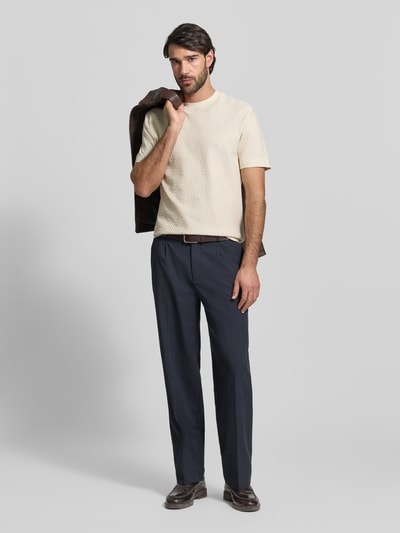 Männermodel trägt Regular Fit T-Shirt aus reiner Baumwolle Modell 'H-Thompson 228' von BOSS, unifarben, Jacquard-Struktur, Ganzkörperansicht von vorne