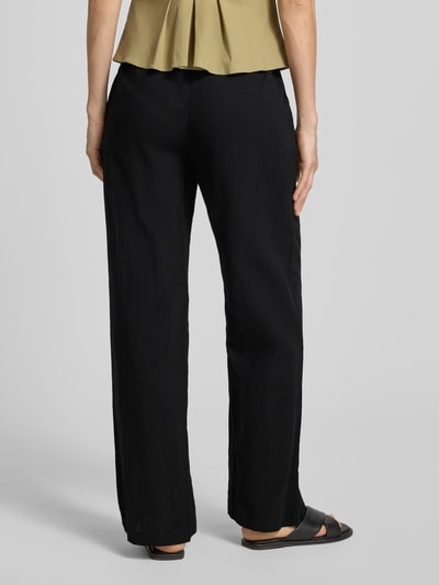 Frauenmodel trägt Weite Hose aus Baumwoll-Leinen-Mix Modell 'CAIA' von Vero Moda, Optik: Unifarben, Passform: Wide Leg, Ganzkörperansicht Rückansicht.