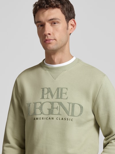 Männermodel trägt Sweatshirt mit Label-Print von PME Legend aus Baumwoll-Mix in Grün mit Rundhalsausschnitt, Regular-Fit, Nahaufnahme Oberkörper.