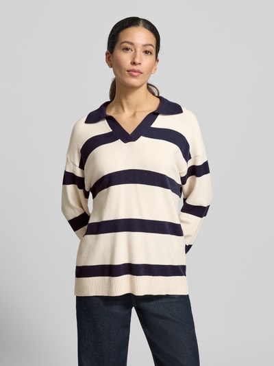 Frauenmodel trägt Strickpullover mit V-Ausschnitt Modell 'KANITA' von Soyaconcept, cremefarben mit dunkelblauen Streifen, lockerer Schnitt, gerippte Abschlüsse, Viskose-Mix, Polokragen, Nahaufnahme Oberkörper.