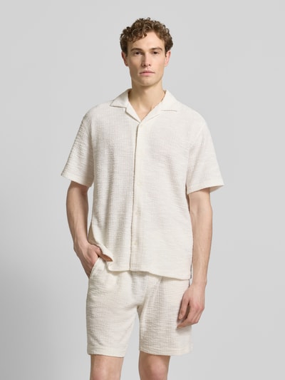Männermodel trägt Regular Fit Freizeithemd mit Strukturmuster von MCNEAL, Elastischer-Material-Mix, Kurzärmelig, Reverskragen, Ganzkörperansicht von vorne.