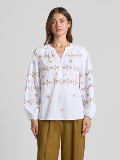 Frauenmodel trägt Bluse mit Tunikakragen und kurzer Knopfleiste von More & More aus Reine Baumwolle in Loose-Fit mit abgerundetem Saum, Vorderansicht, Nahaufnahme Oberkörper.