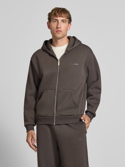 Männermodel trägt Relaxed Fit Sweatjacke aus Baumwoll-Mix mit Label-Detail von REVIEW, braun, elastische Abschlüsse, Ganzkörperansicht von vorne