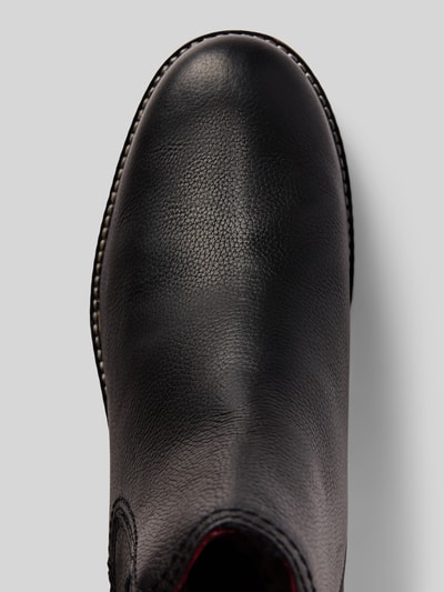 Produktfoto, Chelsea Boots aus echtem Leder Modell 'Jobar' von bugatti, schwarze narbige Oberfläche, abgerundete Form, Detailaufnahme