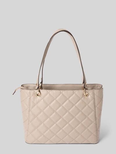Produktfoto, beżowa torebka na ramię z przeszyciami, metalowe detale, model 'LIBBY NOEL TOTE' od Guess, Szerokość w rozmiarze 1: 34 cm, długość: 26 cm, głębokość: 11 cm, długość paska: 58 cm, detal łańcuchowy, aplikacja z logo, główna komora na zamek