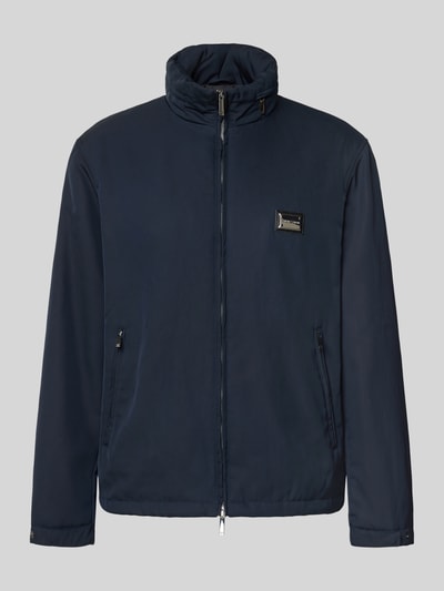 Produktfoto, Regular Fit Jacke mit Stehkragen von Emporio Armani in Dunkelblau mit Logo-Applikation, Zweiwege-Reißverschluss, glatte Textur