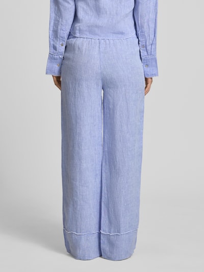 Frauenmodel trägt Leinenhose mit elastischem Bund und Tunnelzug von Christian Berg Woman, Reines Leinen, Weites Bein, Ganzkörperansicht Rückansicht.