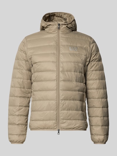 Produktfoto, Kurtka puchowa z zamkiem błyskawicznym od EA7 Emporio Armani, krój regular fit, kaptur, nadruk z logo, beżowa, kieszenie z wszytym zamkiem błyskawicznym, długość tyłu 68 cm, szerokość ramion 44 cm, klatka piersiowa 52 cm, rękawy 61 cm, gładka tekstura.
