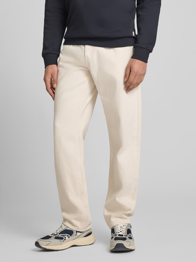 Männermodel trägt Straight Fit Jeans aus reiner Baumwolle von Only & Sons in Optik: Unifarben, Passform: Straight, Länge: Regular, Nahaufnahme Unterkörper.
