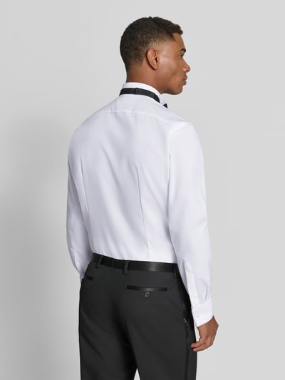 Männermodel trägt Modern Fit Business-Hemd mit verdeckter Knopfleiste von OLYMP in Weiß, Kentkragen, Rückansicht, Ganzkörperansicht. Reine Baumwolle, strukturierte Oberfläche, Rückenlänge 78 cm, Schulterbreite 49 cm, Ärmellänge 66 cm.