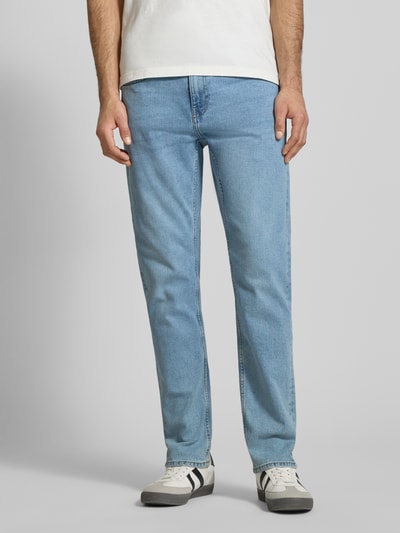 Männermodel trägt Regular Fit Jeans aus Baumwoll-Mix Modell 'WEFT' von Only & Sons in Hellblau, unifarbenes 5-Pocket-Design, Ganzkörperansicht von vorne.