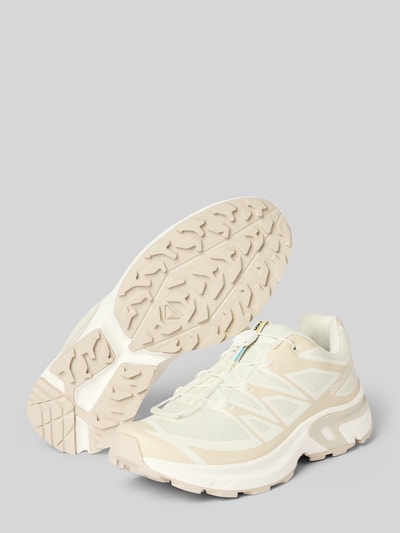 Produktfoto, Sneaker mit profilierter Sohle Modell 'XT-EVR' von Salomon in Beige und Weiß, Logo, Schnürung, abgerundete Spitze, strukturierte Laufsohle, Damen Sneaker.