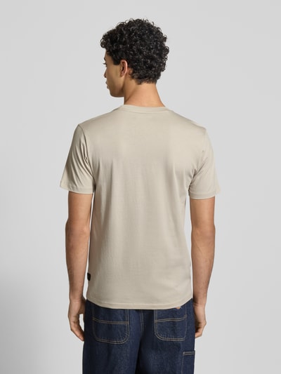 Męski model nosi Regular Fit T-Shirt mit Logo-Print od Replay z bawełny, okrągły dekolt, długość tyłu 68 cm, widok z tyłu, całe ciało.