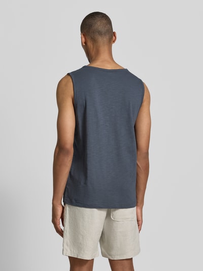 Männermodel trägt Tanktop mit Statement-Print und Rundhalsausschnitt von Lerros in Blau, Reine Baumwolle, Regular-Fit, Rückenansicht, Rückenlänge bei Größe M: 67 cm