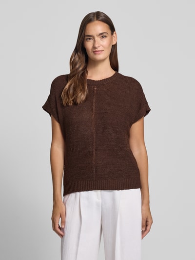 Vrouwenmodel draagt gebreid shirt met ronde hals en kapmouwen model 'Estapper' van FREE/QUENT, regular fit, dames, voorkant bovenlichaam.