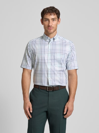Männermodel trägt Regular Fit Business-Hemd mit Button-Down-Kragen von OLYMP aus Reine Baumwolle, feines Karomuster, Ganzkörperansicht von vorne. Rückenlänge 80 cm, Schulterbreite 45 cm, Ärmellänge 28 cm, 1/2-Arm, Größe 40.