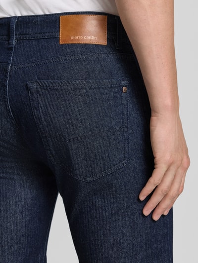 Männermodel trägt Regular Fit Jeansshorts mit Eingrifftaschen Modell 'Sisteron' von Pierre Cardin, Baumwoll-Elasthan-Mix, Nahaufnahme Rückansicht.