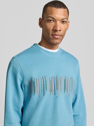 Männermodel trägt Sweatshirt mit Motiv-Stitching von PAUL SMITH in Hellblau aus Reine Baumwolle, Regular-Fit, Nahaufnahme Oberkörper.
