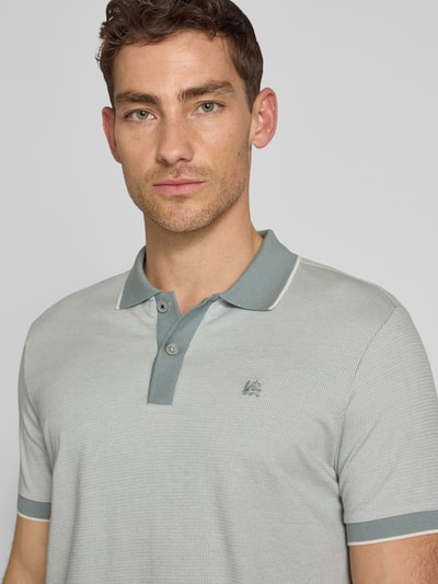 Männermodel trägt Regular Fit Poloshirt mit Logo-Stitching von Lerros in Grau mit Polokragen, Nahaufnahme Oberkörper.