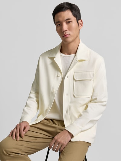 Männermodel trägt Hemdjacke mit Reverskragen von Antony Morato in Creme, Baumwoll-Materialmix, lockerer Schnitt, Knopfleiste, Nahaufnahme Oberkörper.