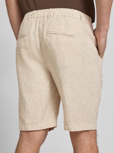 Mężczyzna nosi Leinen Shorts mit Eingrifftaschen Modell 'PANDRUP' von Casual Friday, beżowy len, krój straight fit, widok od tyłu, zdjęcie całopostaciowe