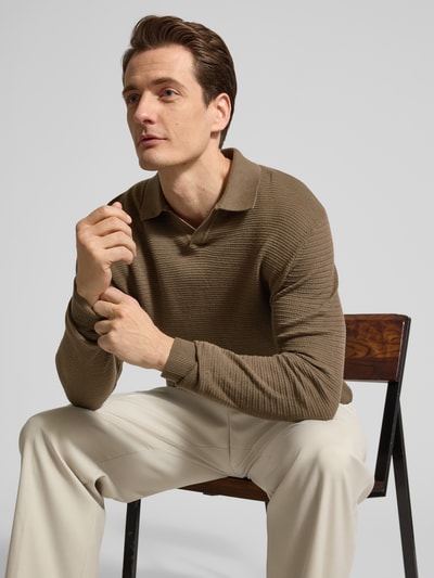 Męski model nosi Regular Fit Poloshirt in Strick-Optik Modell 'Riley' od Jack & Jones Premium, bawełna, długi rękaw, beż, krój regular fit, polokołnierzyk, długość tyłu w rozmiarze M: 56 cm, zbliżenie na górną część ciała z przodu