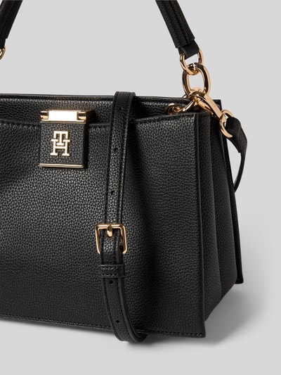Produktfoto, Henkeltasche in Lederoptik von Tommy Hilfiger in Schwarz, Optik: Unifarben, Magnetverschluss, Logo-Applikation, Ketten-Detail, Tragehenkel, abnehmbarer Schulterriemen, geteiltes Hauptfach, genarbte Materialverarbeitung