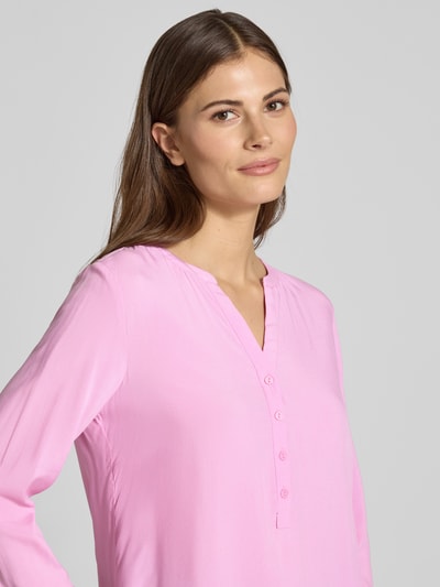 Vrouwenmodel draagt Regular Fit Blouse uit zuivere viscose met tuniekhals en knoopsluiting van Christian Berg Woman, met lange mouwen, ruglengte maat 36: 64 cm, mouwlengte maat 36: 60 cm, effen roze, detailopname bovenlichaam.