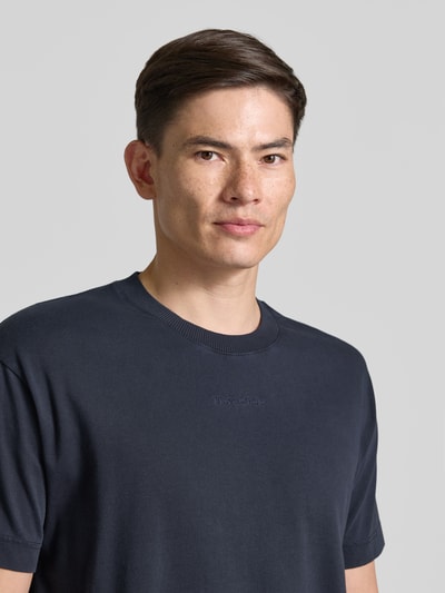 Männermodel trägt Relaxed Fit T-Shirt aus reiner Baumwolle von Marc O'Polo in Optik: Unifarben aus Jersey mit Label-Stitching, Rundhals, Kurzarm, Nahaufnahme Oberkörper.