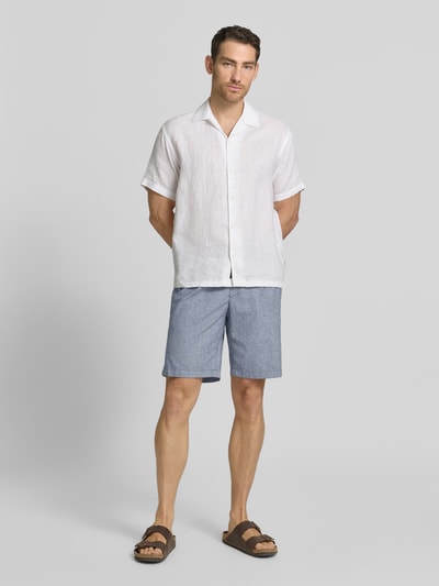 Männermodel trägt Bermudas mit französischen Eingrifftaschen Modell 'COLI' von Fynch-Hatton, Baumwoll-Mix in Blau, Ganzkörperansicht von vorne. Loose Fit, elastischer Bund mit Kordelzug, Leinen-Anteil, Gesäßleistentaschen, sommerliche Textur.