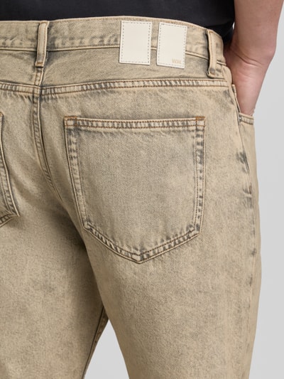 Mężczyznę model prezentuje Regular Fit Jeans im 5-Pocket-Design Modell 'Type 2' od Wood Wood, beżowy, tekstura denim, zbliżenie tylnej części, Szerokość w rozmiarze 32/32: 45 cm, długość nogawki: 78 cm, bawełna z domieszką elastanu, denim 5 kieszeni
