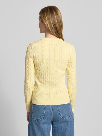 Frauenmodel trägt Strickpullover mit Zopfmuster und Label-Stitching von Gant in Gelb, aus Baumwoll-Mix mit Stretch-Anteil, Slim Fit, Rückenansicht