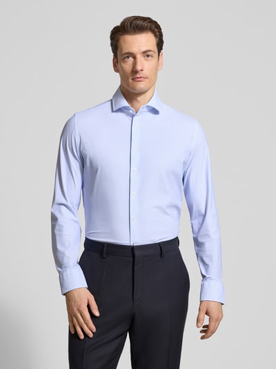 Männermodel trägt Slim Fit Business-Hemd mit Haikragen von Seidensticker, Elastischer-Material-Mix, Knopfleiste, Ganzkörperansicht von vorne. Rückenlänge bei Größe 40: 76 cm, Schulterbreite bei Größe 40: 44 cm, Ärmellänge bei Größe 40: 67 cm.
