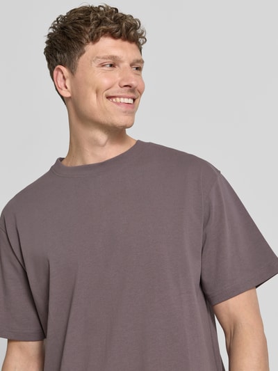 Männermodel trägt Relaxed Fit T-Shirt aus reiner Baumwolle Modell 'MAARKOS HEAVY WEIGHT' von Armedangels in Unifarbe, Nahaufnahme Oberkörper.
